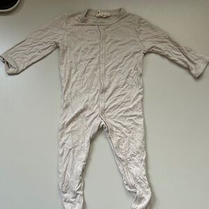 Kyte Baby Soft Lightweight Long Sleeve Onesie in Oat 3-4 Months